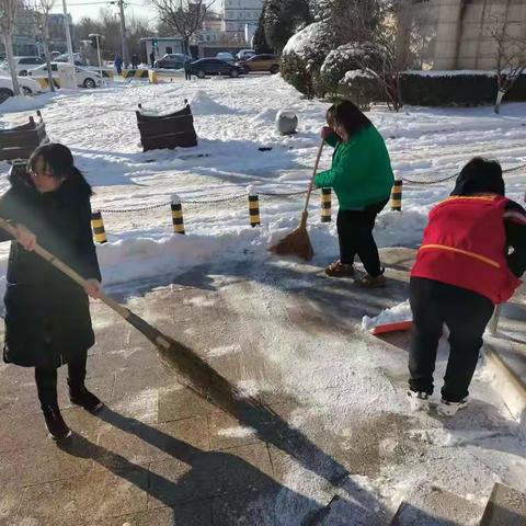 【西三旗街道枫丹丽舍社区】虎年瑞雪降 扫雪铲冰保安全