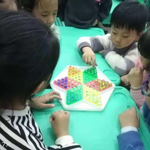 共同携手，绽放美丽——二(1)班特色活动之棋盘上跳动的智慧