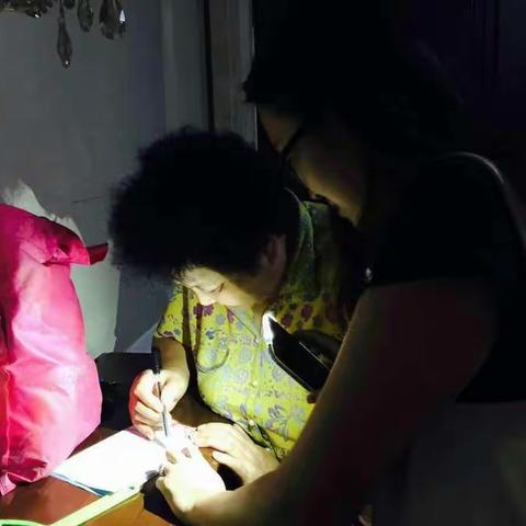 麟祥姊妹花在浓浓夜色中结束一天的“白＋黑”创城工作模式