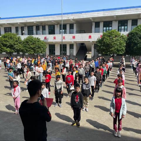 白杨小学期中总结表彰大会