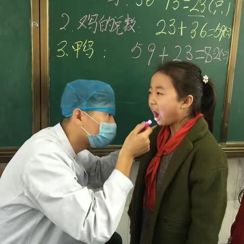 口腔医院医生来许昌市八一路小学免费进行“窝沟封闭”筛查