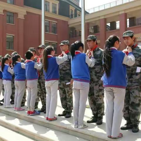 前关村开展“深化国防教育，提高组织纪律” 小学生军训活动