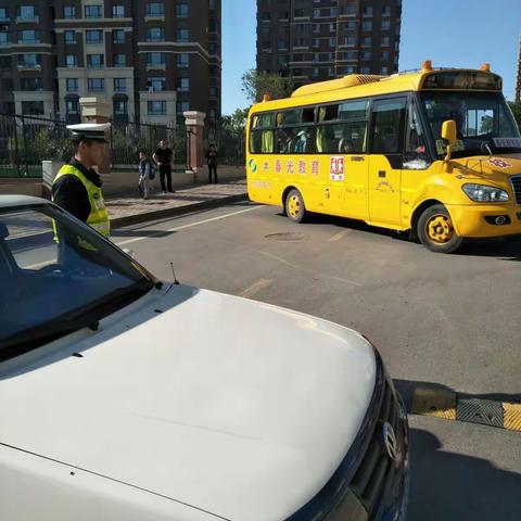 做好校园周边防堵保畅工作 ——为学生安全保驾护航