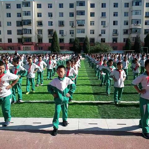 北重一小三年二班孩子们认真学习跆拳道操