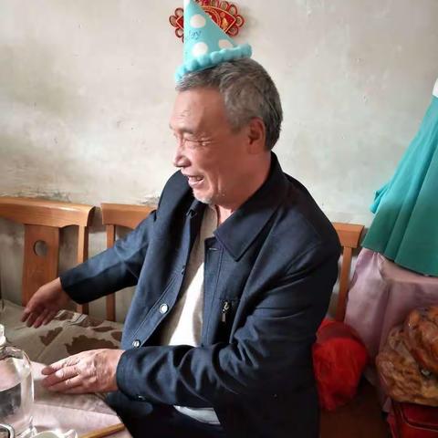 今天孩子们回家给我过生日，老啦，七十多岁啦。希望孩子们幸福建康成长，祝她们幸福顺利一切平安。幸福长久。