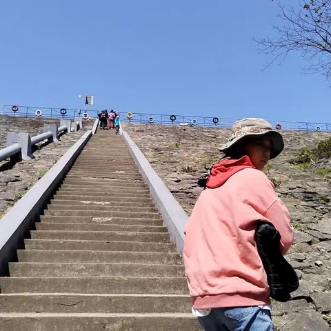 周末向阳而行，每一次翻山越岭只为一次遇见，每一次全力以赴只为一次改变