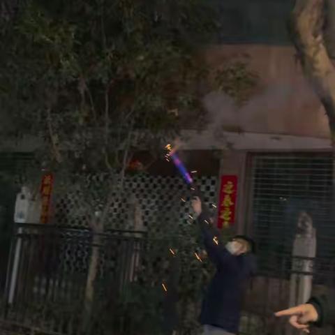 爆竹声中一岁除春风送暖入屠苏