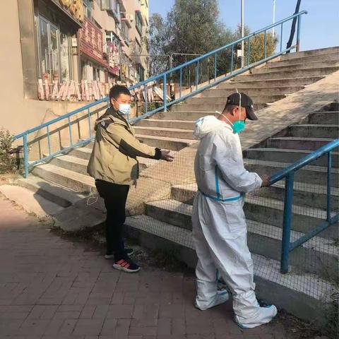 党员下沉社区        助力疫情防控