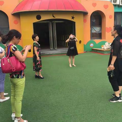 明德小学吴校长带领我们参观学习