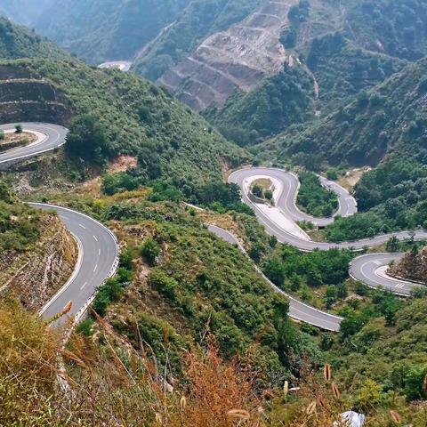 阜平网红打卡地72道拐天路