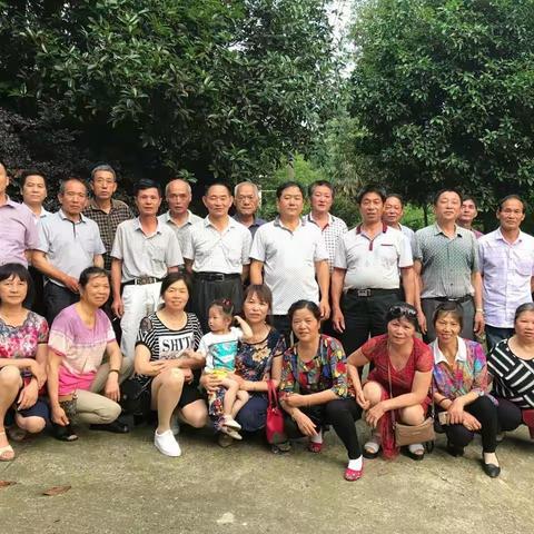 黄金中学高四班同学相约在阳平