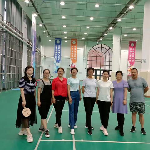 运动场上无摆拍
