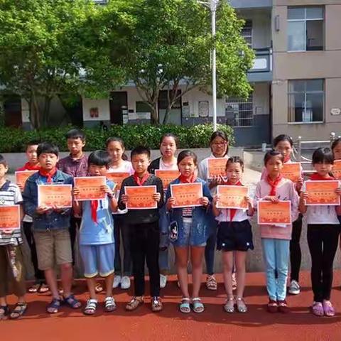 玉岩镇实验学校：砥砺道德品行，传播阳光正能量——玉岩镇实验学校为学生颁发拾金不昧奖