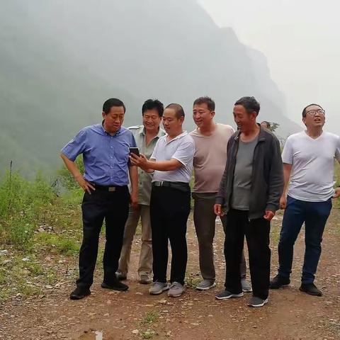 长治市畜牧兽医服务中心党委书记、主任文姜全到南岭村慰问老党员，调研乡村旅游建设