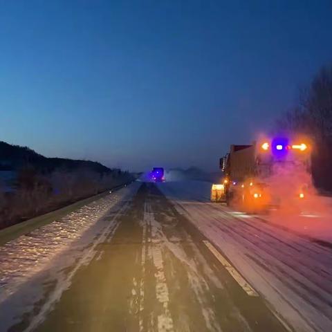 昼夜奋战养路人  清雪保畅守平安