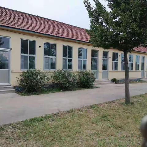 新门开启新气象          ——隅庄小学惠民服务之换门记