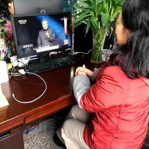新安三高组织全体教师观看“平安行——全国交通安全日”特别节目