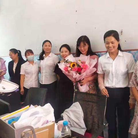 三尺讲台育桃李，一支粉笔写春秋——长葛市第十二初级中学全体教师欢庆教师节