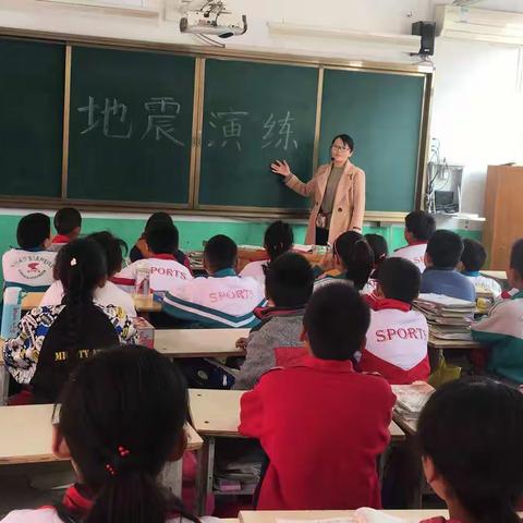 东明县三春集镇中心小学“地震演练”活动