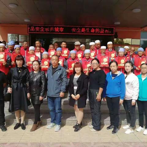 9月20日，在中秋来临之际，牵手社工和欧麦食品有限公司员工来我市敬老院慰问五保老人，献爱心送月饼