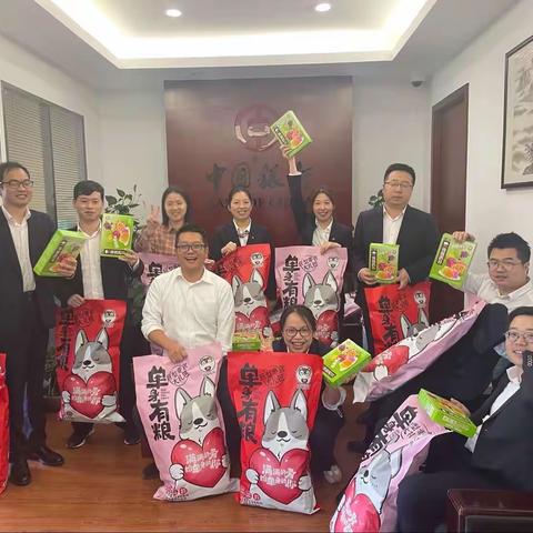 浓情盛“虾”--磐安支工会开展“手剥小龙虾”趣味活动