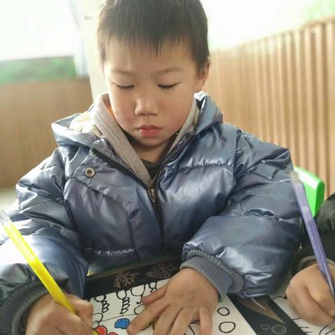 童话幼儿园大一班神墨绘画班开课啦！