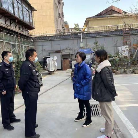 迎春社区网格员联合片区民警开展冬季安全检查，入户宣传用电用气安全