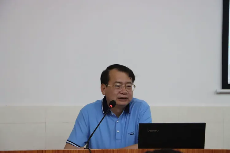 坚持立德树人,争当"四有"好老师