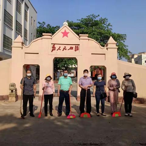 区残联深入海秀镇周仁村开展“四爱”环境卫生大扫除义务劳动