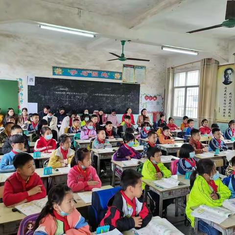 党旗引领逐梦，教研课带动提升”一一那隆镇中心小学开展校级教研活动