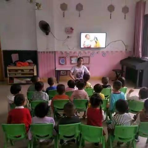 海口市龙桥镇中心幼儿园宝宝班《不摸危险》安全教育活动