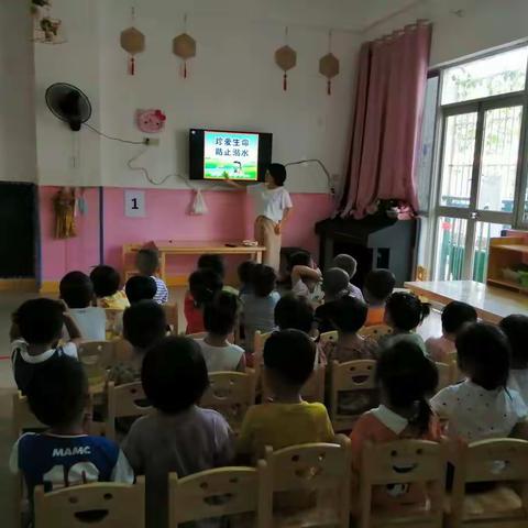海口市龙桥镇中心幼儿园小三班《不随便跟哥哥姐姐去游泳》2020.6.19