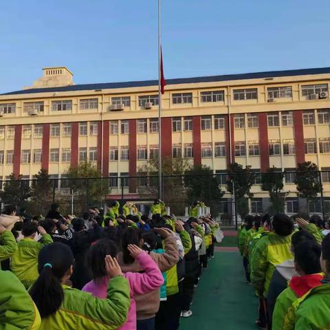 亳州市谯城区市府小学举行“倡导礼仪之风 创建文明校园”主题升旗仪式