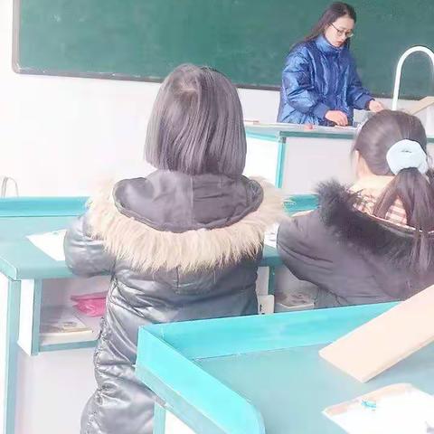 城隍小学四年级科学实验篇《运动小车的能量》