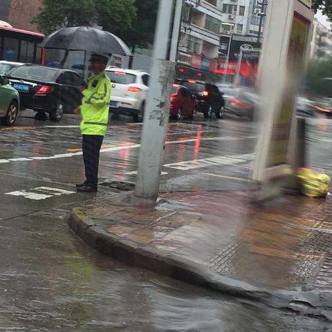 交警为民  细微之处见精神