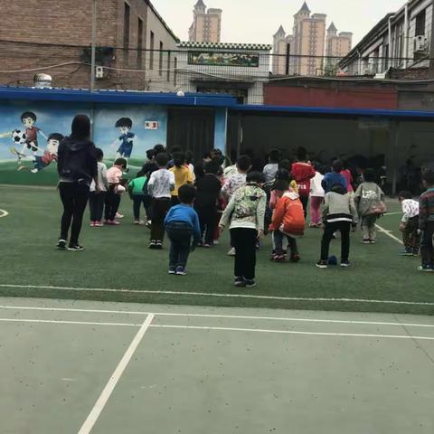 辛集市第三幼儿园 户外游戏活动系列集锦 之 中一班《玩转小布球》