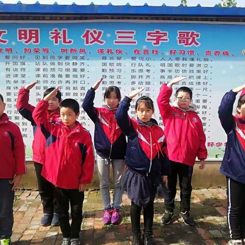 段家窑学校高举队旗跟党走，同心筑梦新时代