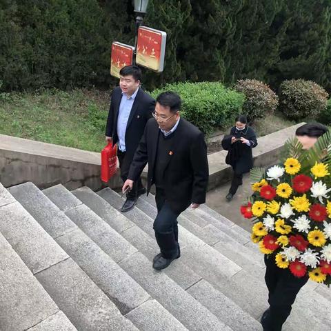 东淮支行党支部开展“缅怀革命先烈，传承革命基因，爱国主义教育”清明节扫墓活动