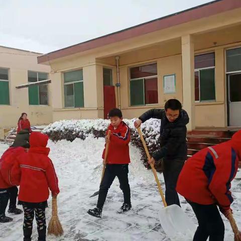 情满校园，暖入人心----扫雪，我们在行动!（祁县峪来中心校·鲁村学校）