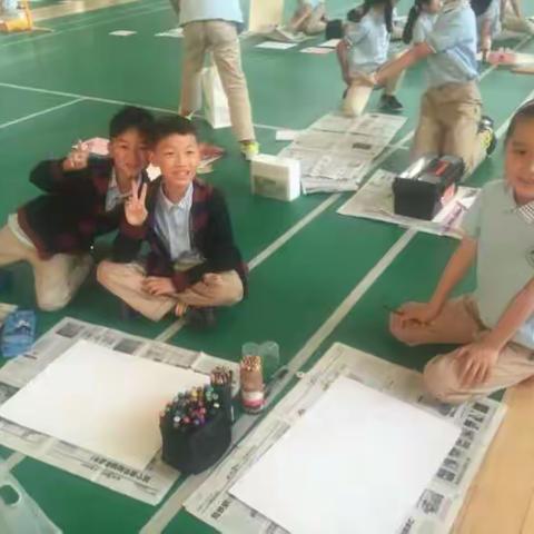 宝贝们现场画画