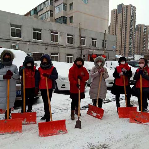 北大营社区风雪中的温暖坚守“女汉子”