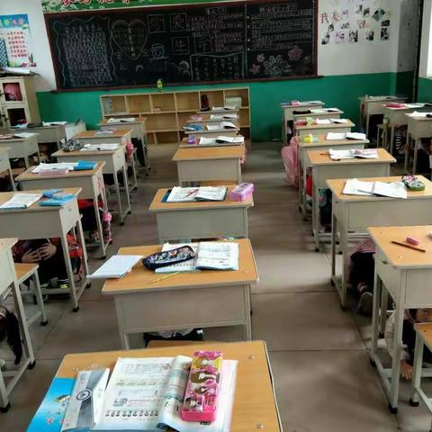 巴公四村小学开展“防震应急疏散”演练