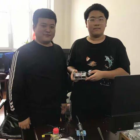 停课不停学--电信工程系驻校教师指导学生专业实践