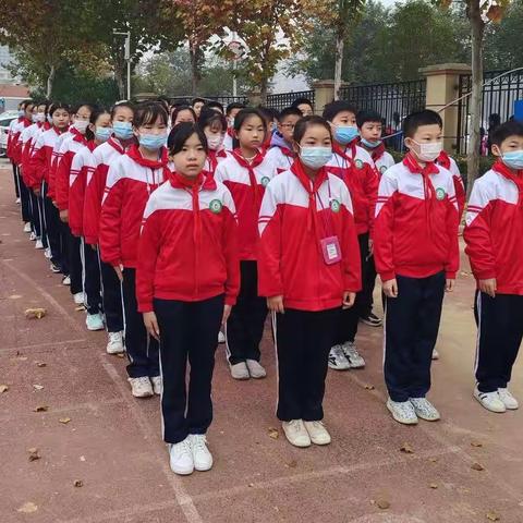 养成良好习惯，成就精彩人生 ——                龙湖国际城小学升旗仪式