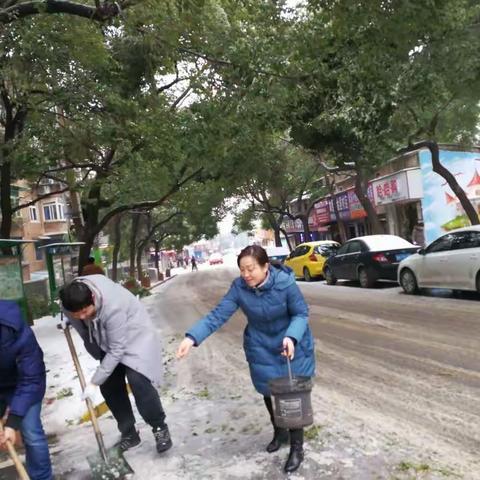 党员先锋带头，协力共除冰雪