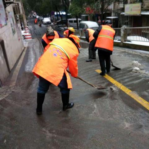 各方队伍不畏寒冬 齐心协力扫雪还洁