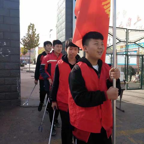 11月9日恼里镇中心学校团总支部书记带领团队成员进行志愿服务实践活动！