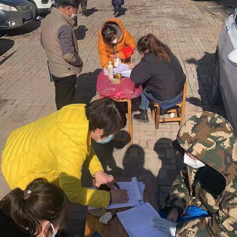 明山区市场监管局审批科志愿者助力卧龙社区疫情防控工作