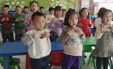 《感恩有你，情暖三八》——东街幼儿园中班