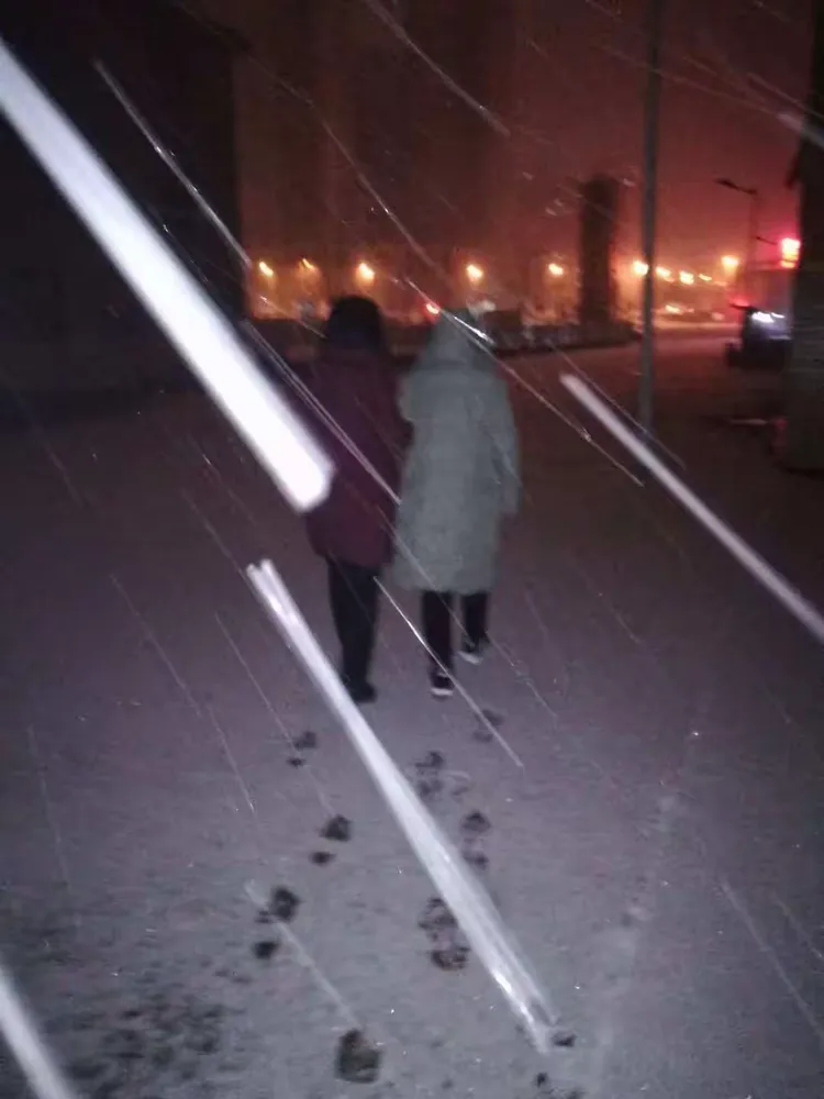 风雪无情人有情，冒雪送学生就医的刘艳丽同志。